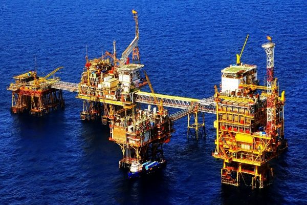 Đồng USD mạnh lên cản bớt đà tăng giá dầu